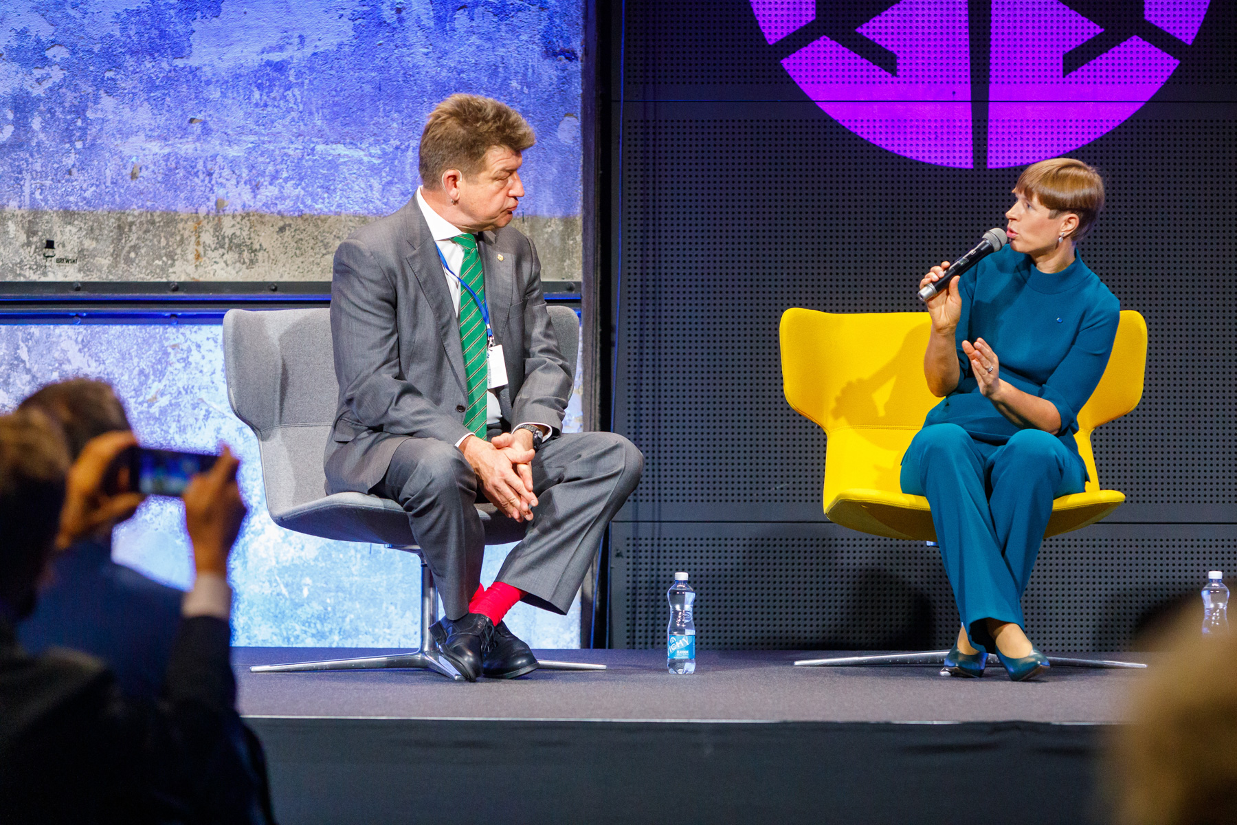 Image by: Kõrgemate riigikaitsekursuste juhataja Madis Mikko ja president Kersti Kaljulaid. Foto: Arno Mikkor